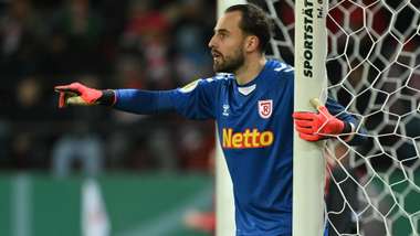 Felix Gebhardt of SSV Jahn Regensburg gives his team instructions 